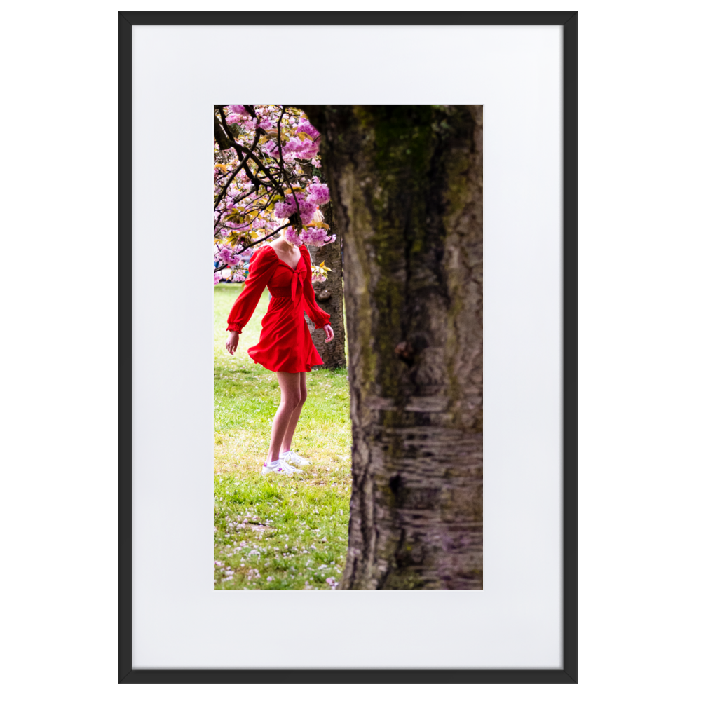 Poster - Le chaperon rouge – Photographie de femme dans la rue – De la photographie murale et des posters unique au monde. La boutique de posters créée par Yann Peccard un Photographe français.