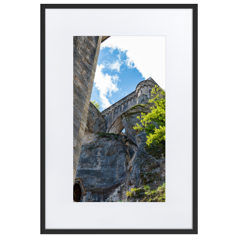 Poster de la photographie "Rocamadour N02", une vue d'en bas du haut de Rocamadour, mettant en valeur son architecture majestueuse.