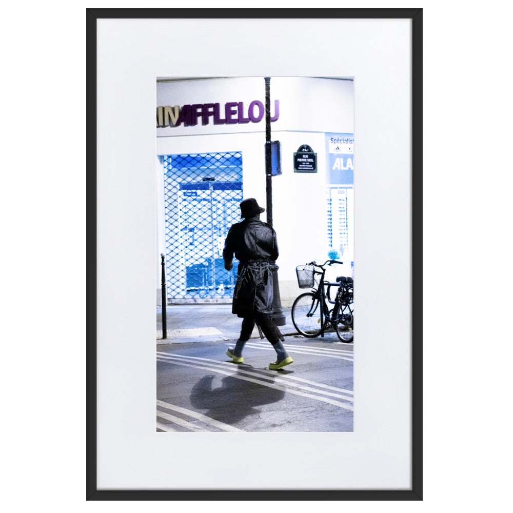 Poster de la photographie "Photo de rue 21", capture d'un homme au style unique dans le 4ème arrondissement de Paris.