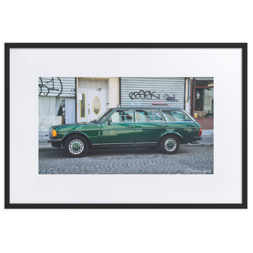 Photographie 'Mercedes-Benz Type 123' par Pamm.Photo, montrant une automobile vintage vert délicat stationnée dans une rue pittoresque de Paris, illustrant l'élégance intemporelle de cette icône de l'automobile.