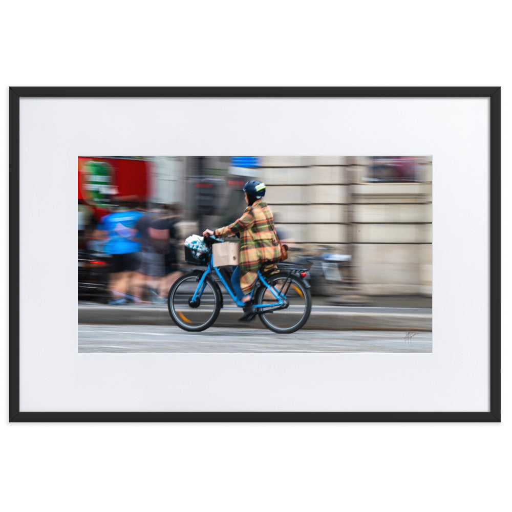 Photographie 'Vélo Paris' de Yann Peccard, illustrant un cycliste en mouvement dans un décor urbain coloré et dynamique.