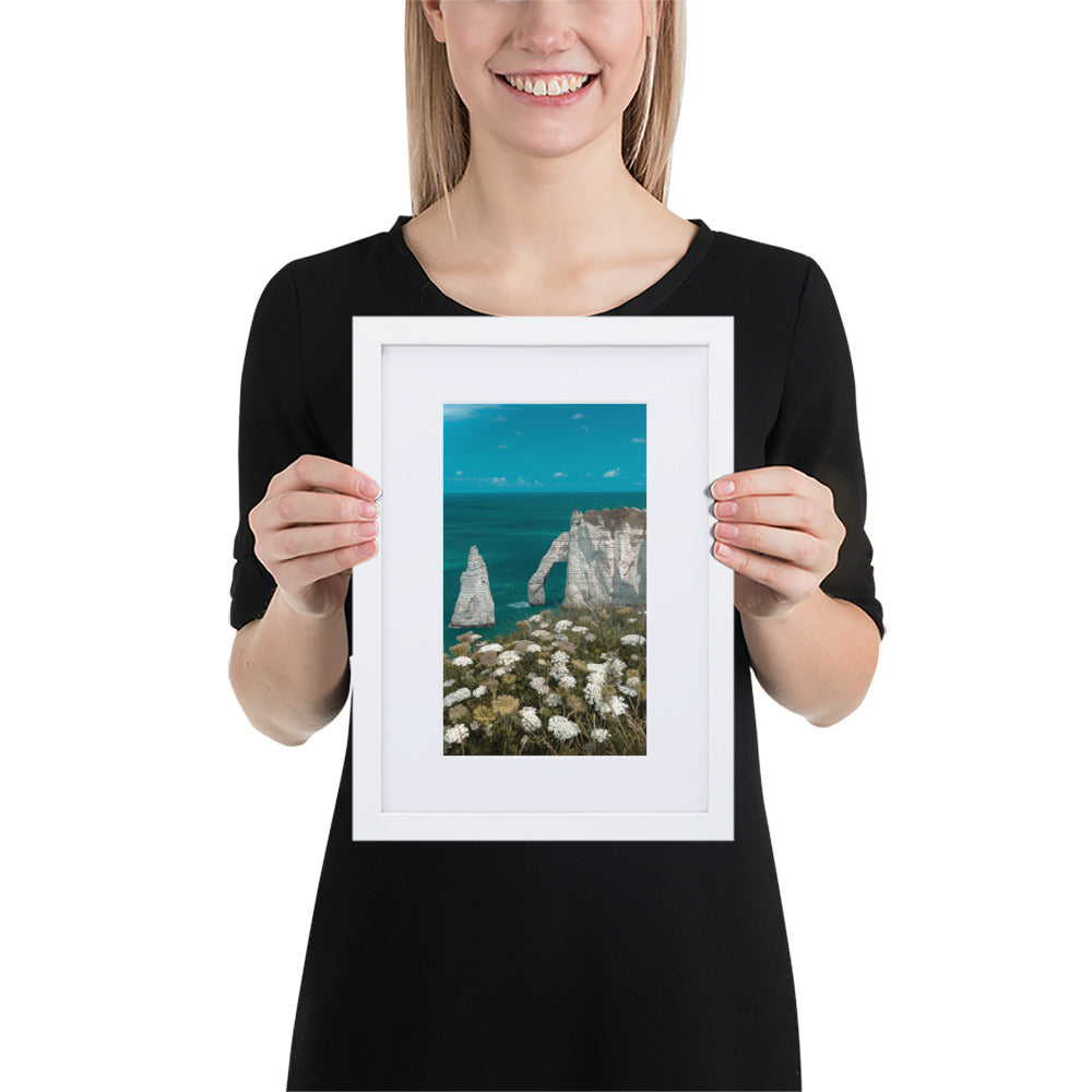 Vue panoramique des falaises d'Étretat avec la mer déchaînée en premier plan, encadrée élégamment en bois d'ayous, une œuvre photographique signée Charles Coley.