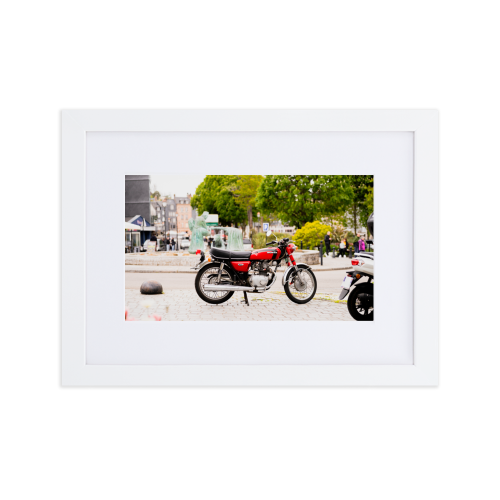 Poster d'une Honda CB 125 K5 rouge, photographiée en pleine après-midi à Honfleur