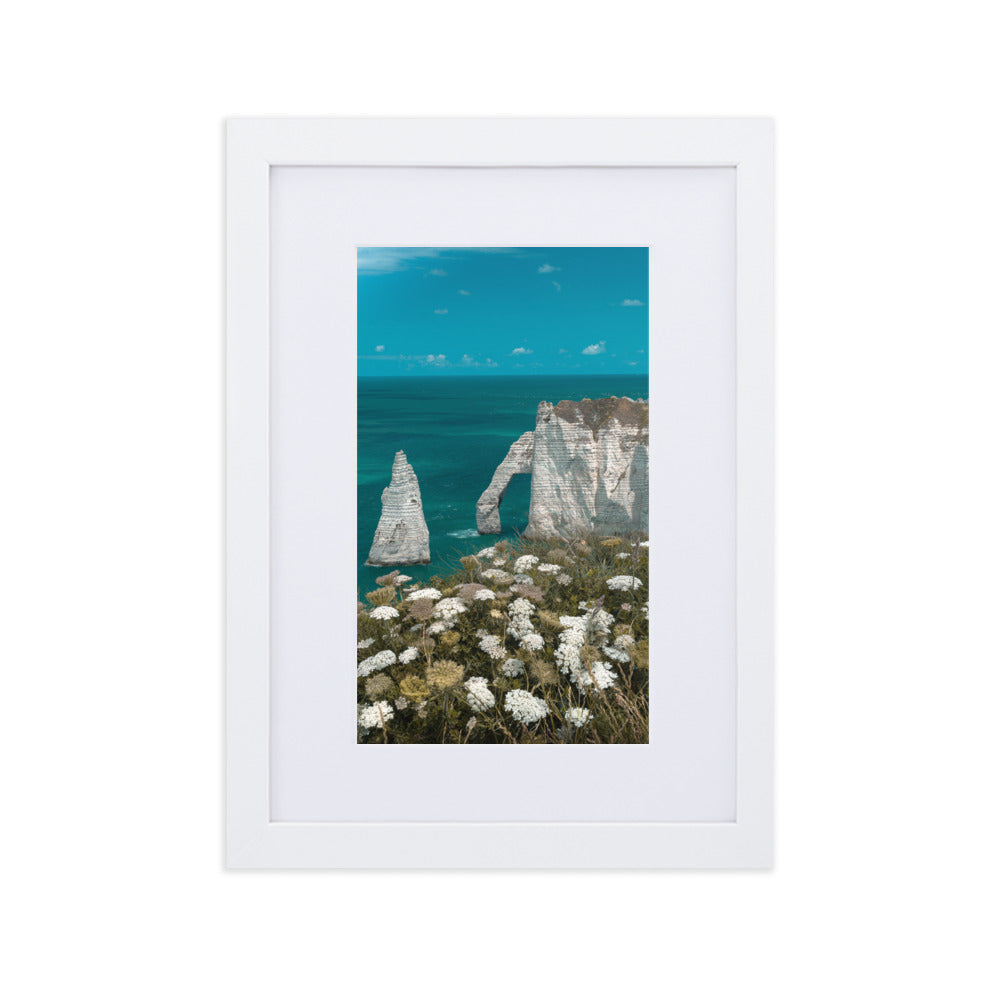 Vue panoramique des falaises d'Étretat avec la mer déchaînée en premier plan, encadrée élégamment en bois d'ayous, une œuvre photographique signée Charles Coley.