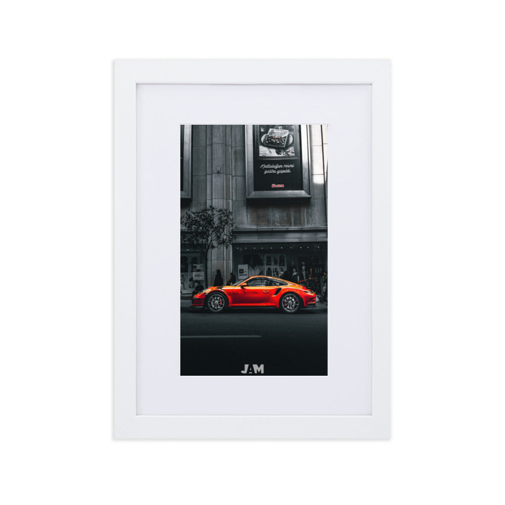 Photographie 'Porsche RS' de Julien Arnold Movie, capturant une Porsche orange dans un quartier moderne de Turquie, symbole de style et de sophistication.