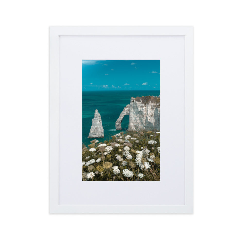 Vue panoramique des falaises d'Étretat avec la mer déchaînée en premier plan, encadrée élégamment en bois d'ayous, une œuvre photographique signée Charles Coley.