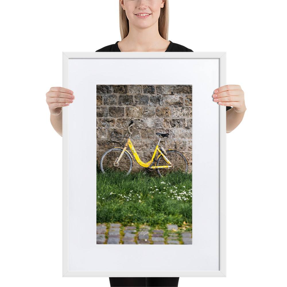 Poster encadré 'Naufrage' montrant un vélo en libre-service jaune récupéré de la Seine, avec des marques de rouille, symbolisant la transformation et le temps écoulé.