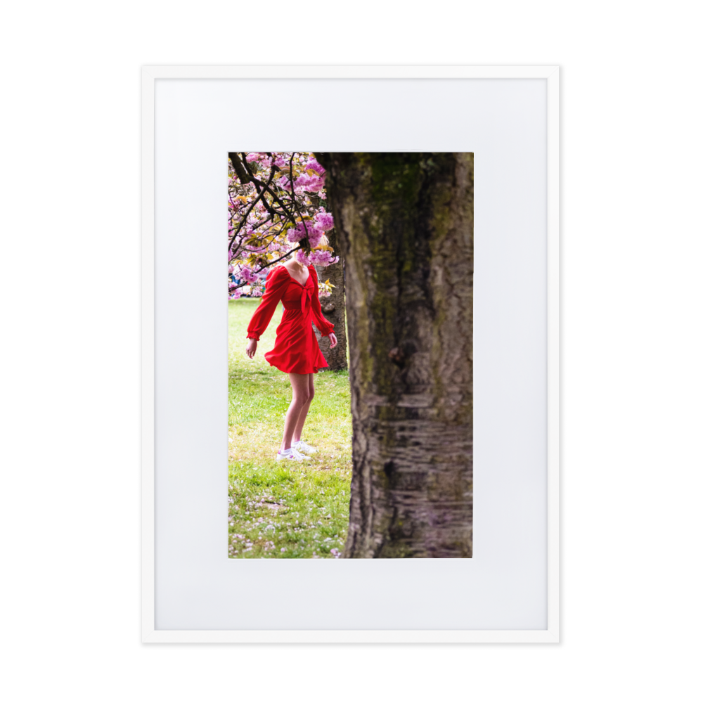 Poster - Le chaperon rouge – Photographie de femme dans la rue – De la photographie murale et des posters unique au monde. La boutique de posters créée par Yann Peccard un Photographe français.