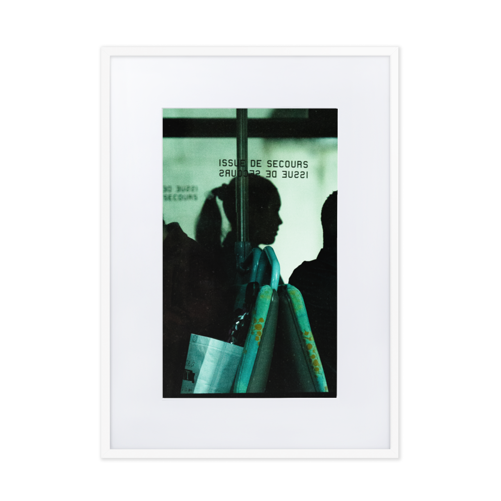 Poster de photographie de la silhouette d'un visage de femme capturée à travers les vitres du bus.