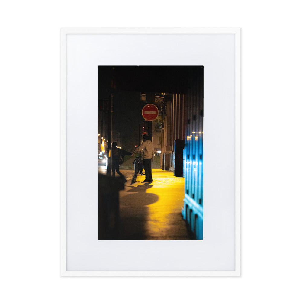 Théâtral - Photographie de rue captivante d'un couple nocturne - La Boutique du Poster Français