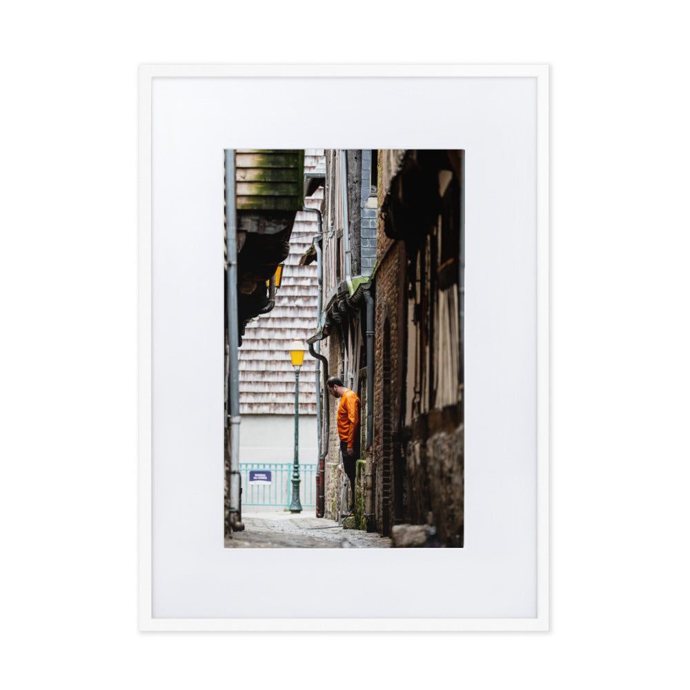 Poster de rue capturant la beauté d'un passage médiéval dans la ville de Pont-Audemer, avec une réplique de la Tour Eiffel.