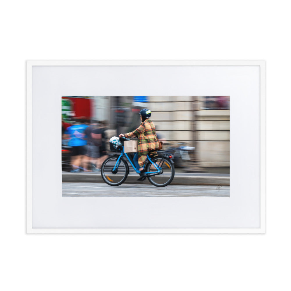 Photographie 'Vélo Paris' de Yann Peccard, illustrant un cycliste en mouvement dans un décor urbain coloré et dynamique.