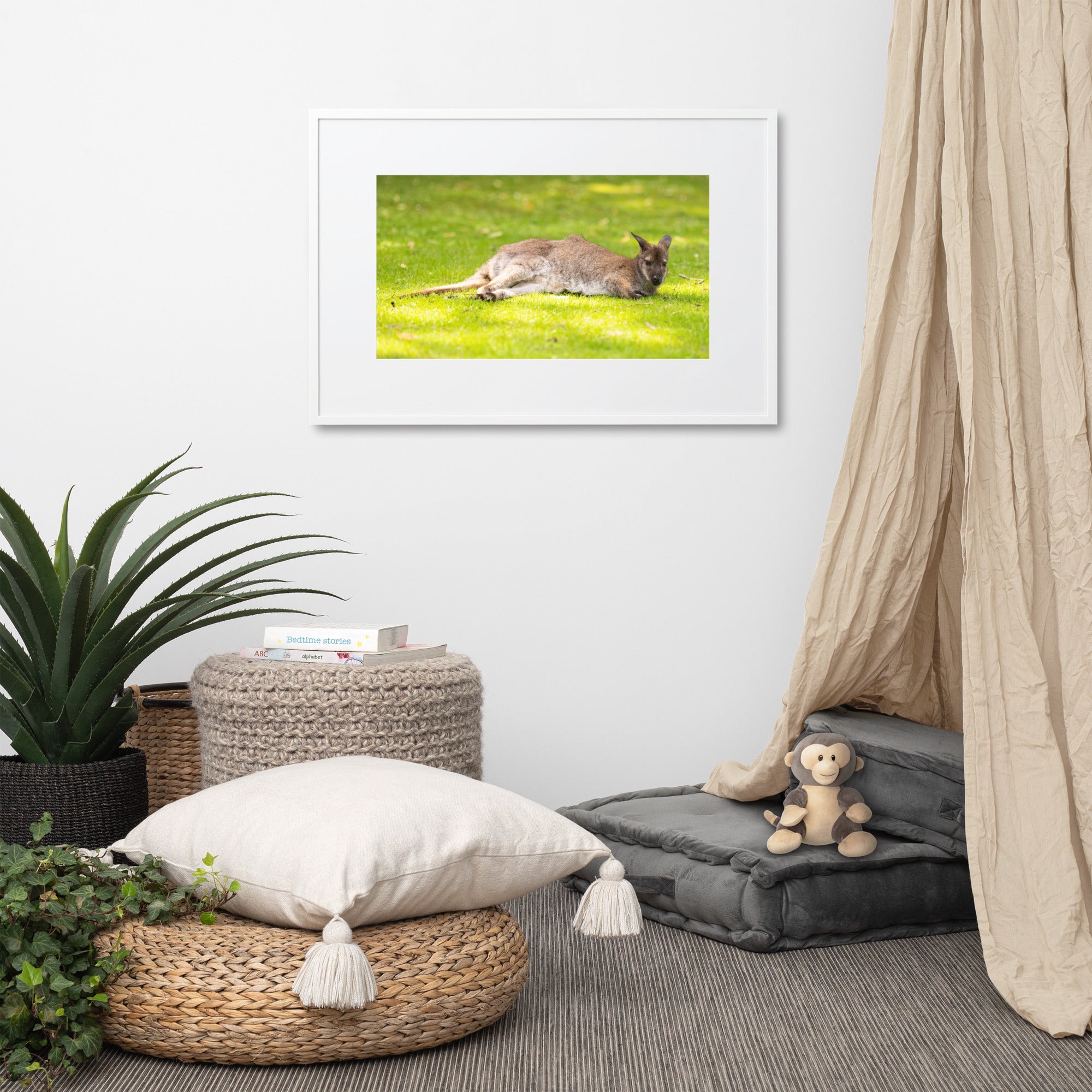 Poster animalier mettant en vedette un wallaby de Bennett reposant paisiblement dans son environnement naturel.