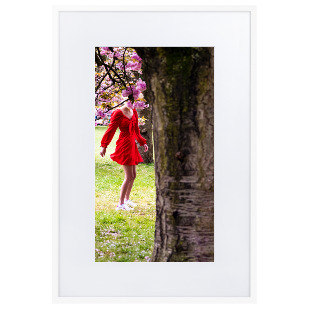 Poster - Le chaperon rouge – Photographie de femme dans la rue – De la photographie murale et des posters unique au monde. La boutique de posters créée par Yann Peccard un Photographe français.