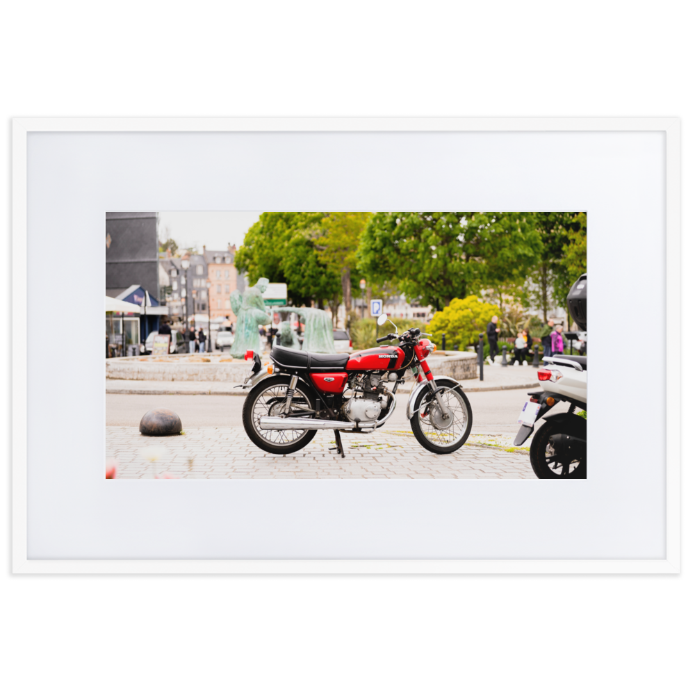 Poster d'une Honda CB 125 K5 rouge, photographiée en pleine après-midi à Honfleur