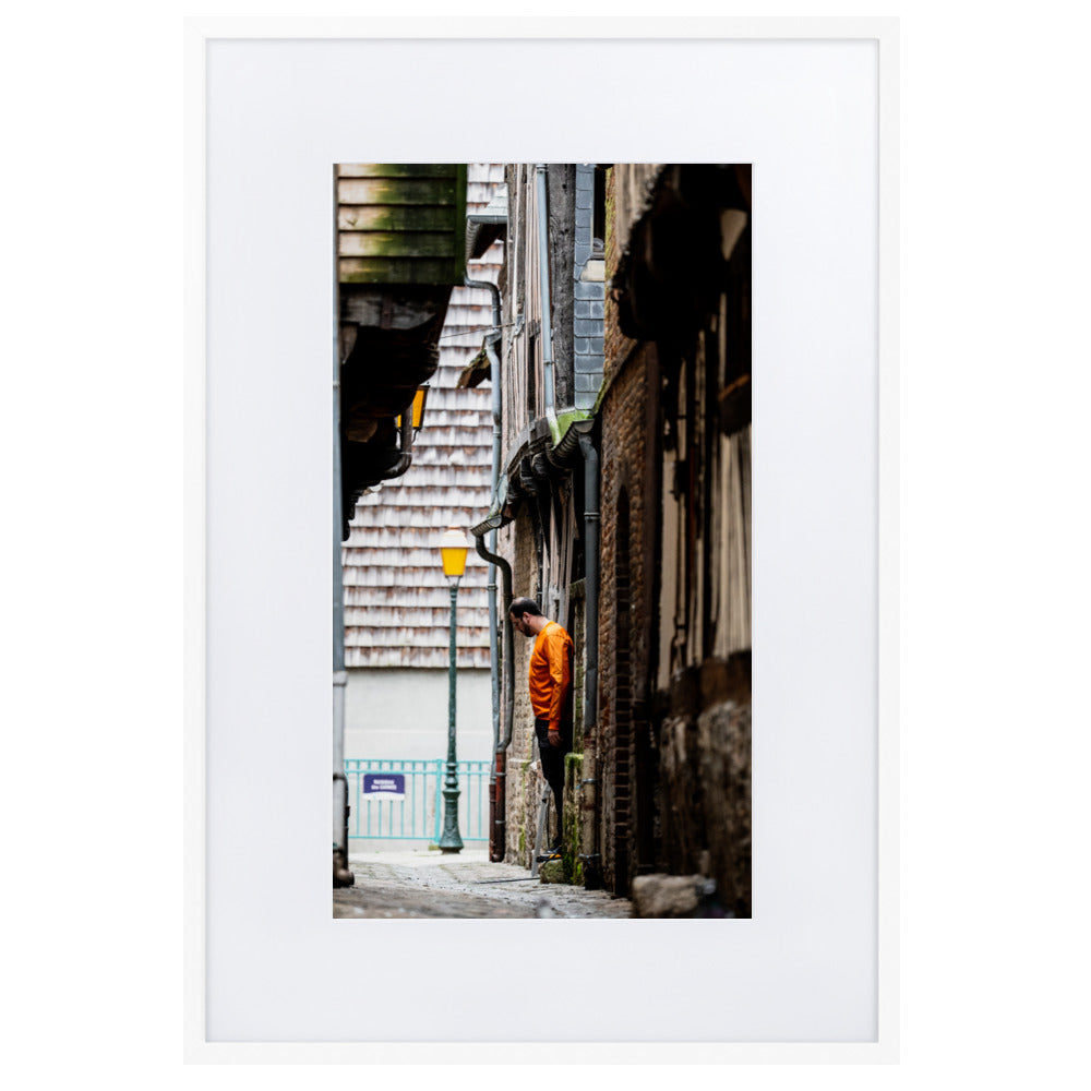 Poster de rue capturant la beauté d'un passage médiéval dans la ville de Pont-Audemer, avec une réplique de la Tour Eiffel.