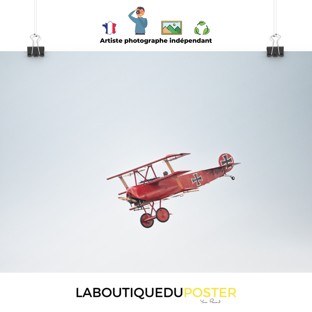 Poster mural - Fokker DR1 – Photographie d'avion de guerre – Poster photo, poster XXL, Photo d’art, photographie murale et des posters muraux des photographies de rue unique au monde. La boutique de posters créée par un Photographe français.