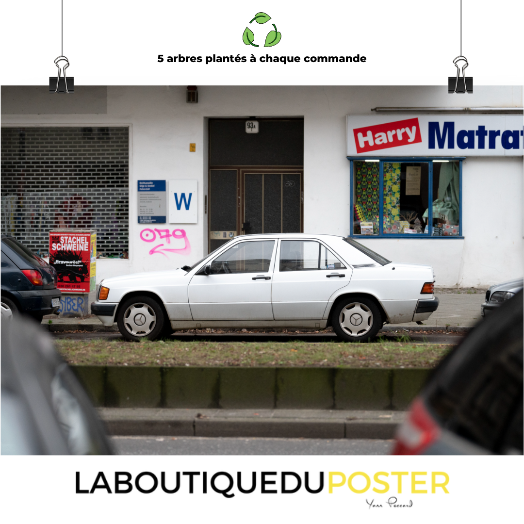 Poster mural - Mercedes classe E 1984-1995 – Photographie de voiture – Poster photo, poster XXL, photographie murale et des posters muraux unique au monde. La boutique de posters créée par Yann Peccard un Photographe français.