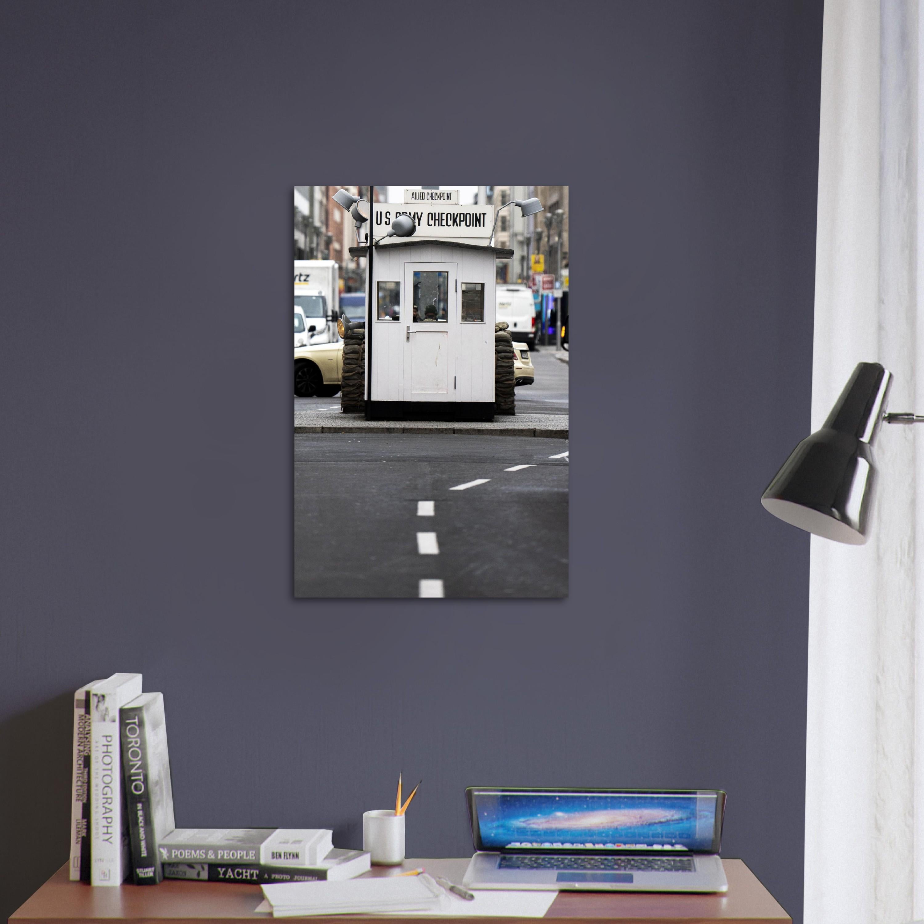 Poster métallique - Checkpoint Charlie – Photo de rue Berlin – Décoration murale premium. La boutique de posters, créée par un photographe français, vous propose le meilleur de la photographie combiné à la décoration murale pour transformer votre intérieur en une galerie d'art intemporelle.