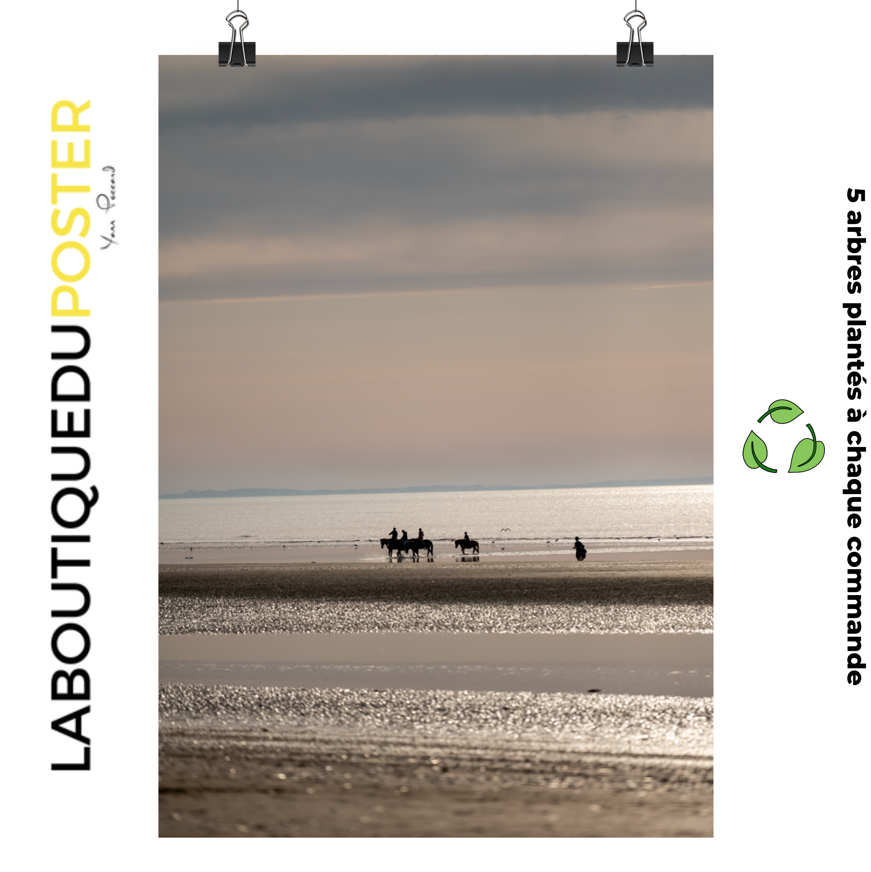 Poster mural - Une promenade à cheval sur la plage – Photographie de Deauville plage – Poster photo, poster XXL, photographie murale et des posters muraux unique au monde. La boutique de posters créée par Yann Peccard un Photographe français.