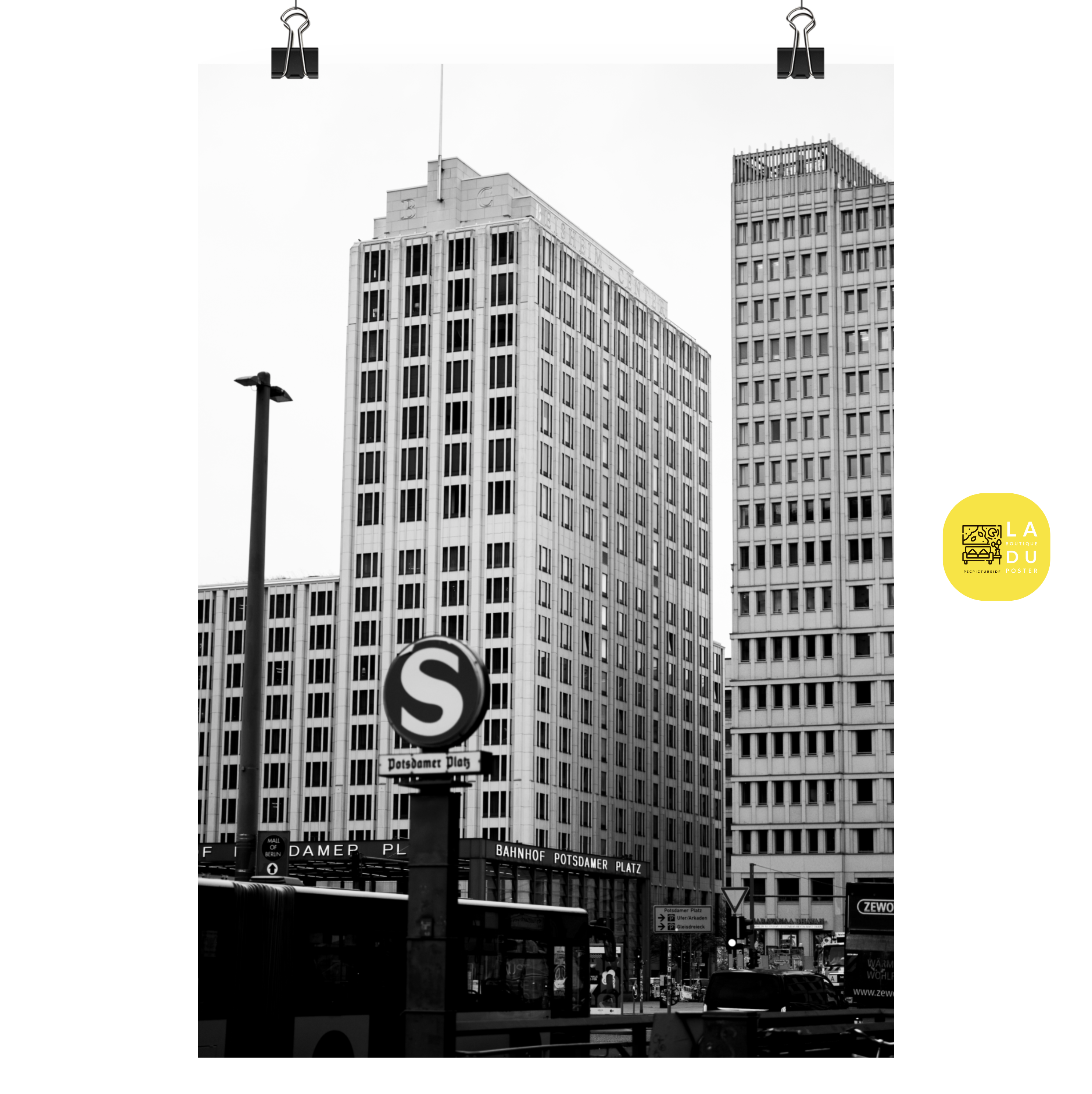 Poster mural - Gare de potsdamer platz – Photographie de rue à Berlin – Poster photo, poster XXL, Photo d’art, photographie murale et des posters muraux des photographies de rue unique au monde. La boutique de posters créée par un Photographe français.