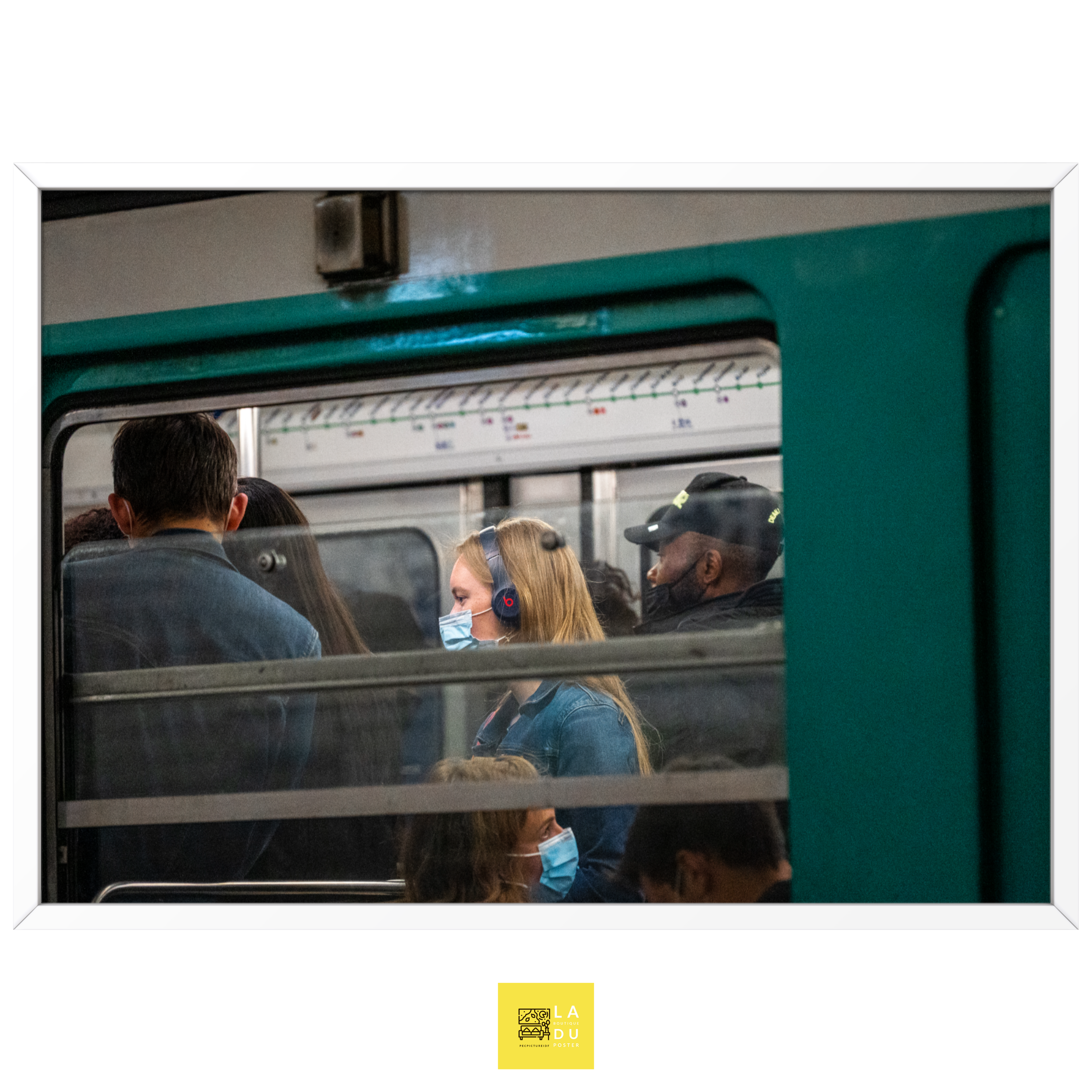 Elle est isolée dans le métro - Poster encadré - La boutique du poster Français