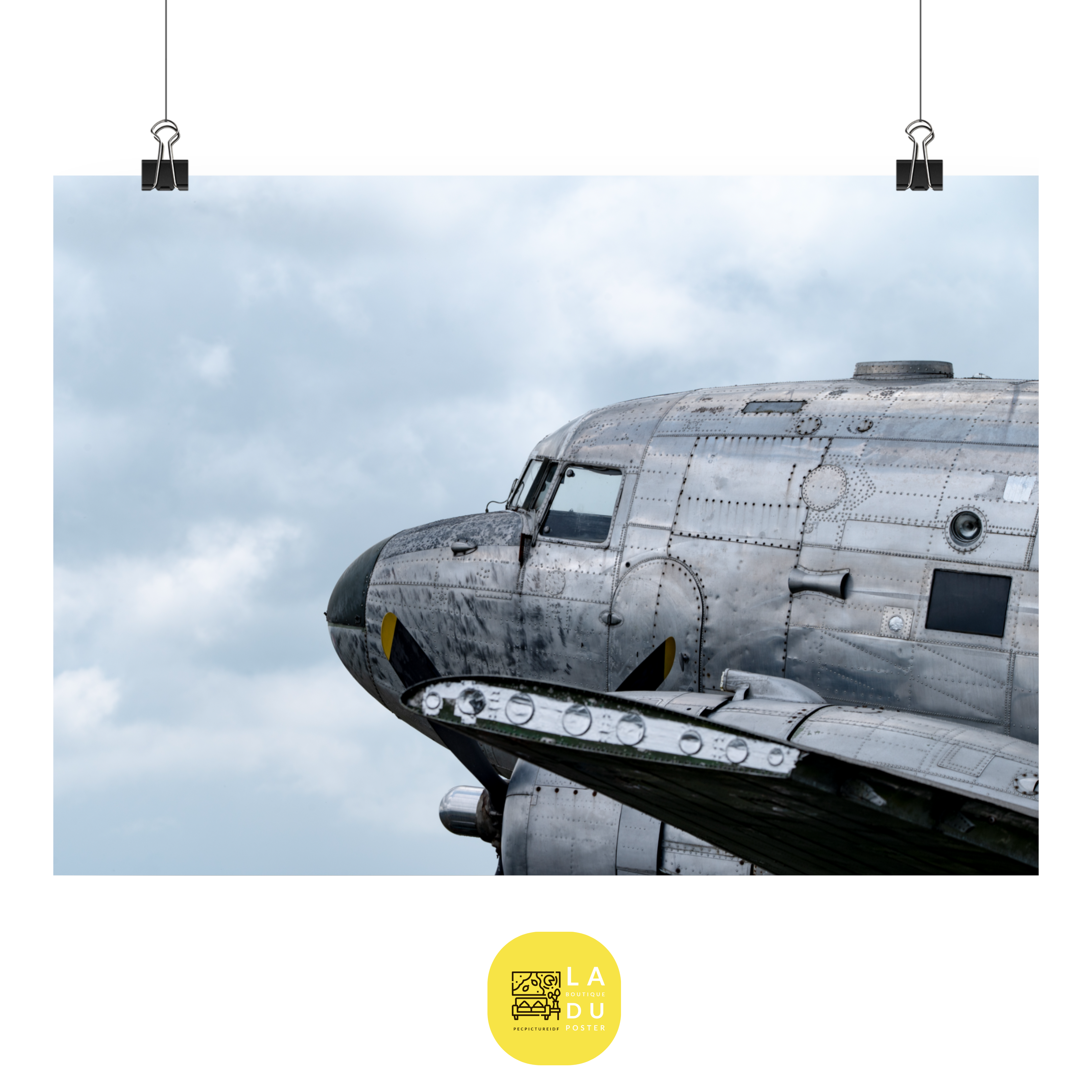 Poster mural - Avion douglas dc3 N01 – Photographie d'avion – Poster photo, poster XXL, Photo d’art, photographie murale et des posters muraux des photographies de rue unique au monde. La boutique de posters créée par un Photographe français.