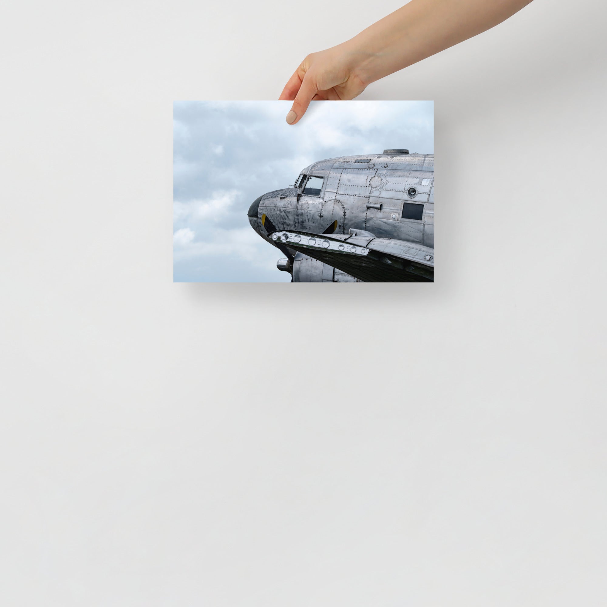 Poster mural - Avion douglas dc3 N01 – Photographie d'avion – Poster photo, poster XXL, Photo d’art, photographie murale et des posters muraux des photographies de rue unique au monde. La boutique de posters créée par un Photographe français.