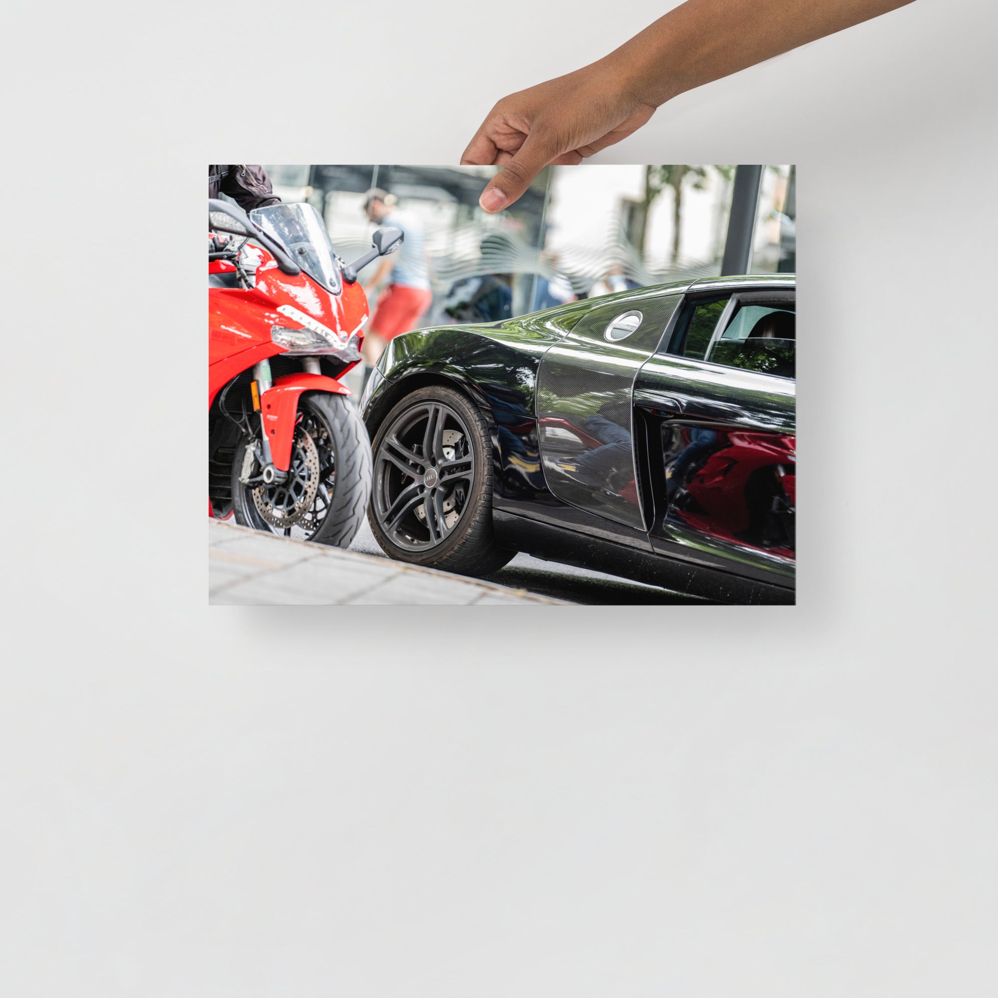 Poster mural - Ducati & Audi R8 – Photographie de rue – Poster photo, poster XXL, Photo d’art, photographie murale et des posters muraux des photographies de rue unique au monde. La boutique de posters créée par un Photographe français.