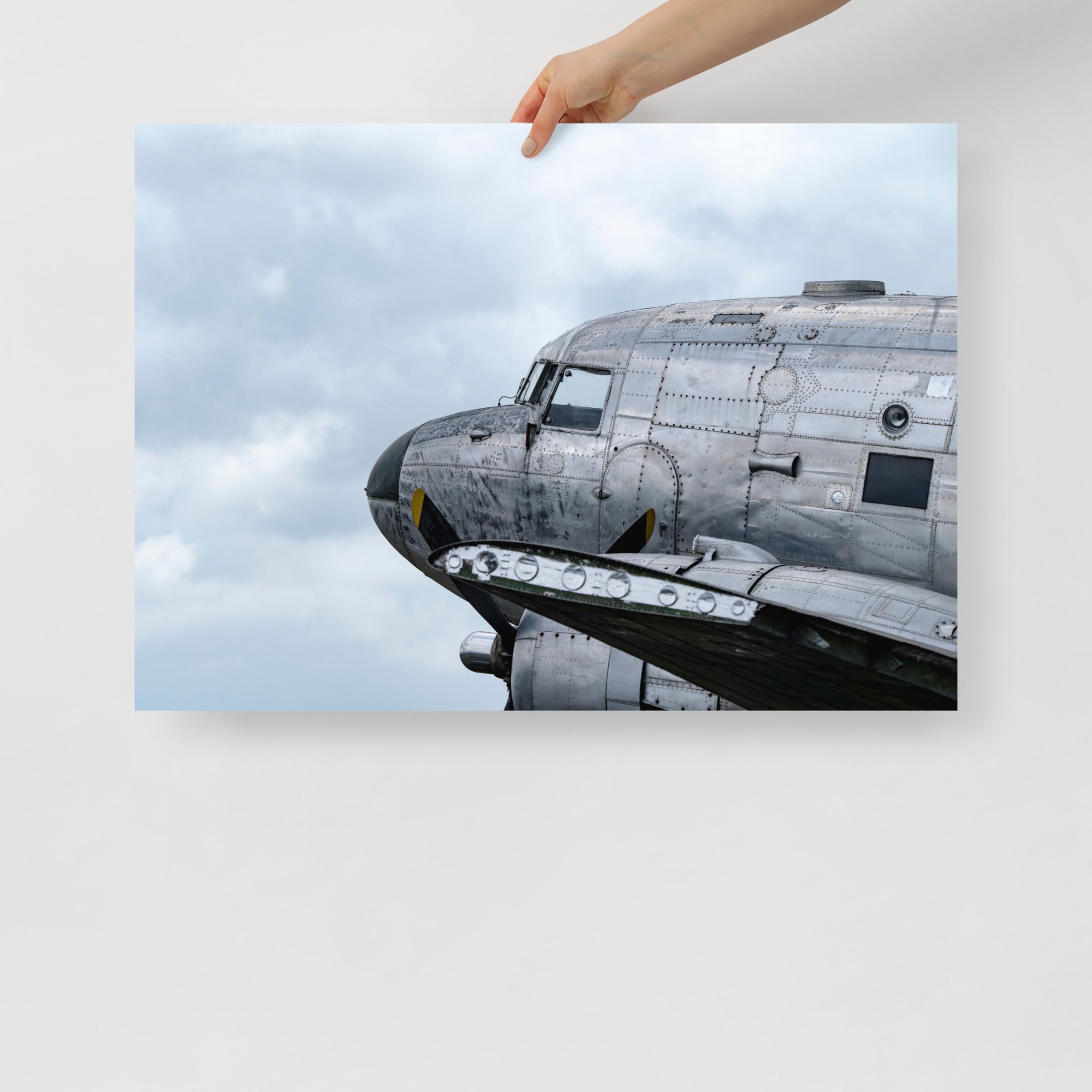 Poster mural - Avion douglas dc3 N01 – Photographie d'avion – Poster photo, poster XXL, Photo d’art, photographie murale et des posters muraux des photographies de rue unique au monde. La boutique de posters créée par un Photographe français.