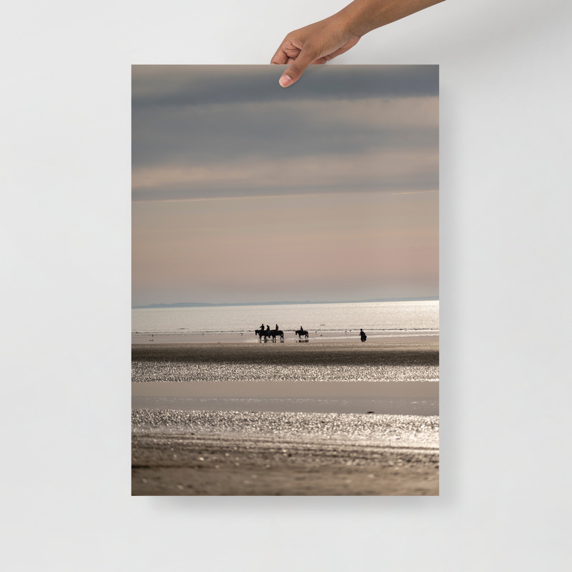 Poster mural - Une promenade à cheval sur la plage – Photographie de Deauville plage – Poster photo, poster XXL, photographie murale et des posters muraux unique au monde. La boutique de posters créée par Yann Peccard un Photographe français.