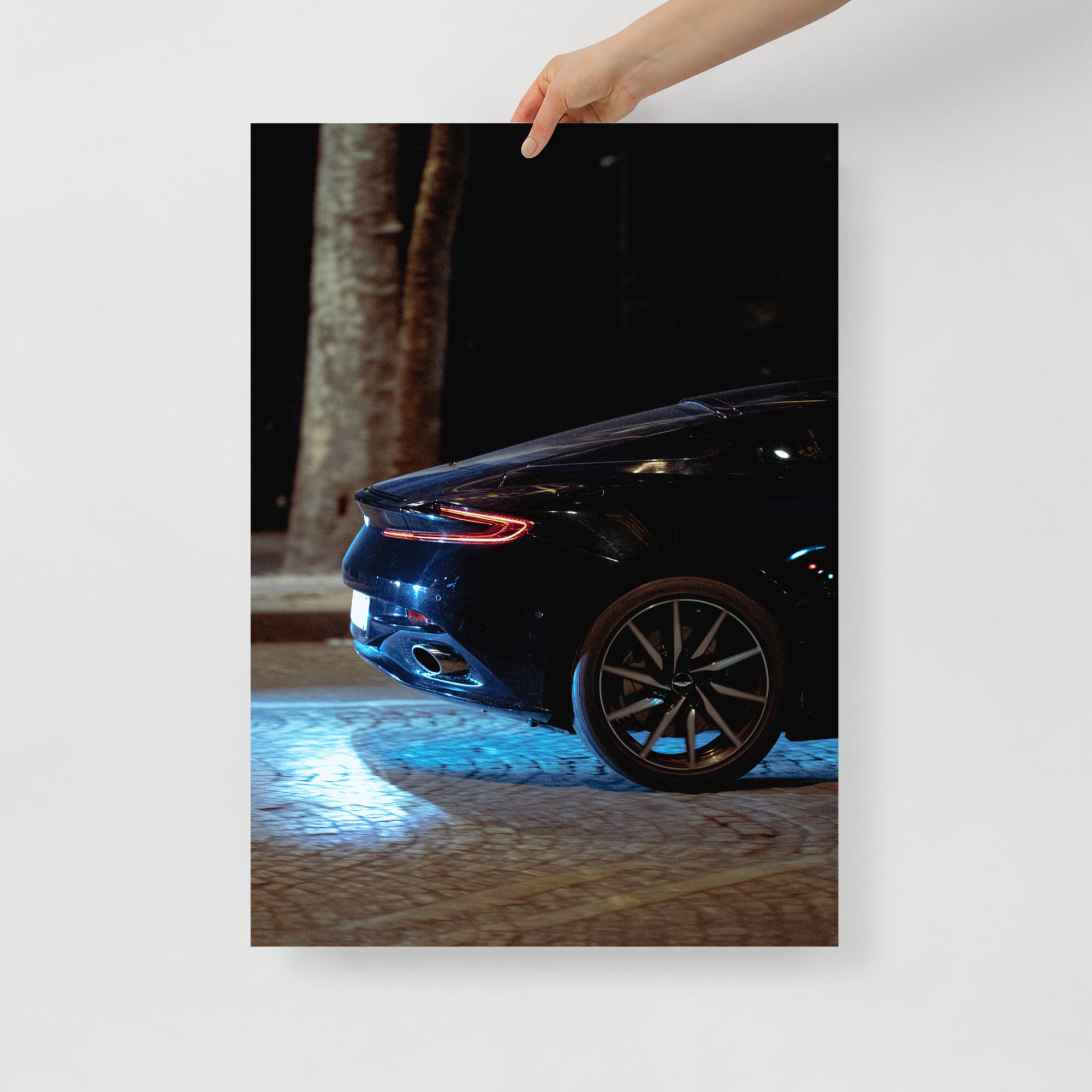 Poster mural - Aston Martin – Photographie de voiture de sport – Poster photo, poster XXL, Photo d’art, photographie murale et des posters muraux des photographies de rue unique au monde. La boutique de posters créée par un Photographe français.