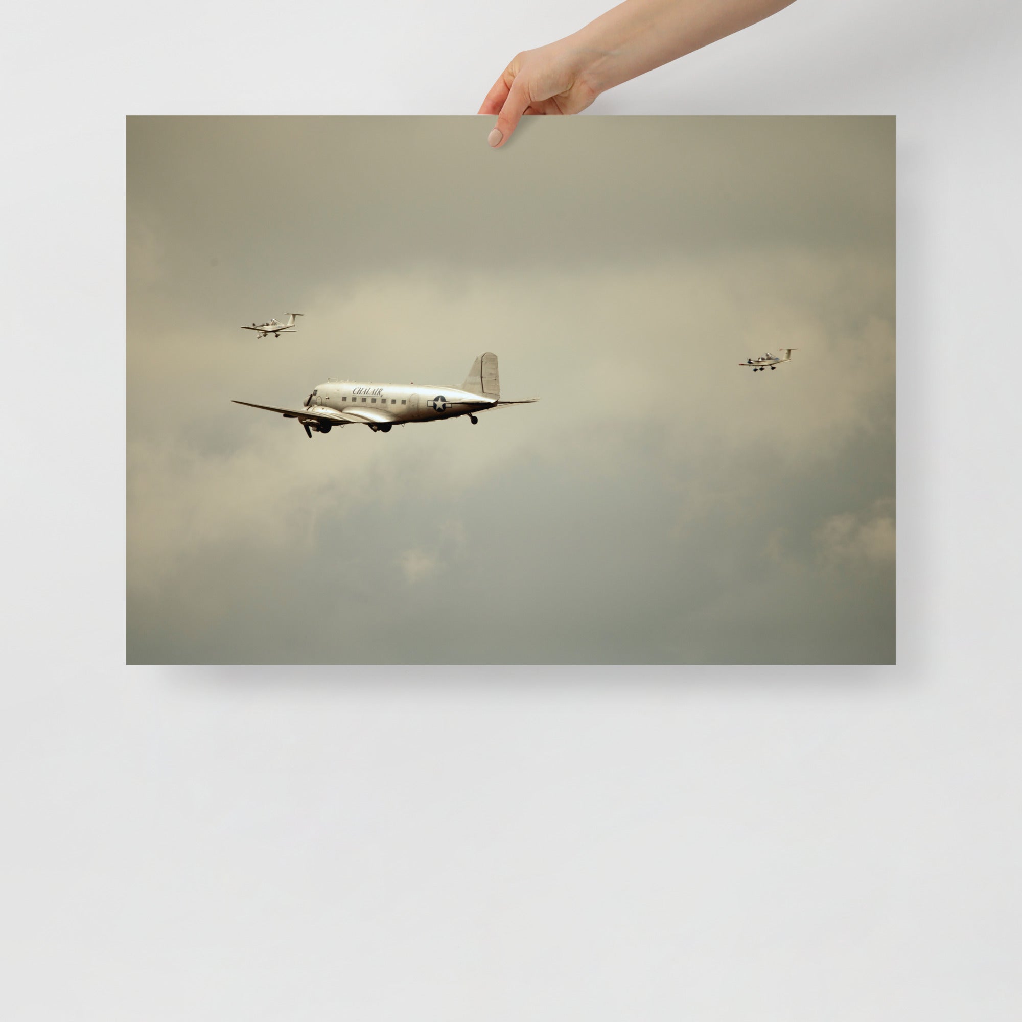 Poster mural - Avion douglas dc3 N04 – Photographie d'avion – Poster photo, poster XXL, Photo d’art, photographie murale et des posters muraux des photographies de rue unique au monde. La boutique de posters créée par un Photographe français.