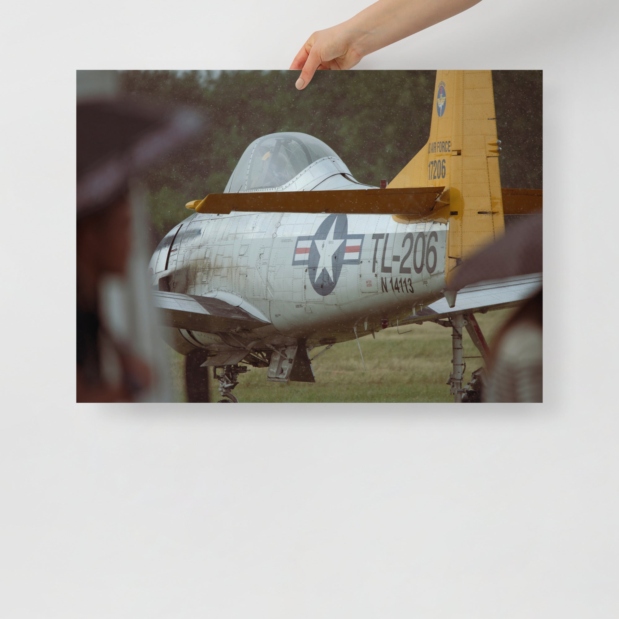 Poster mural - P-51 Mustang – Photographie d'avion de guerre – Poster photo, poster XXL, photographie murale et des posters muraux unique au monde. La boutique de posters créée par Yann Peccard un Photographe français.