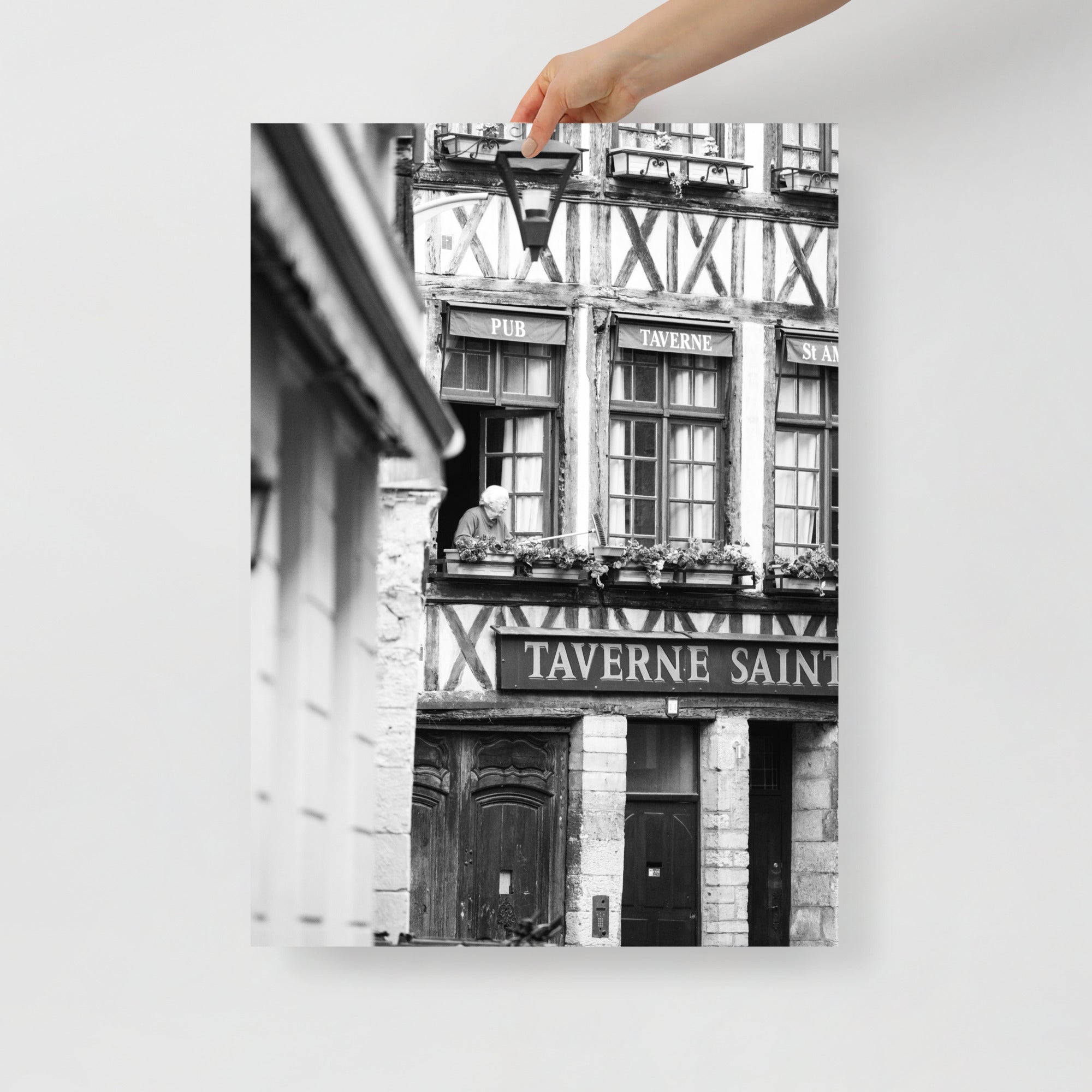 Poster mural - La taverne – Photographie de rue en noir et blanc – Poster photo, poster XXL, Photo d’art, photographie murale et des posters muraux des photographies de rue unique au monde. La boutique de posters créée par un Photographe français.