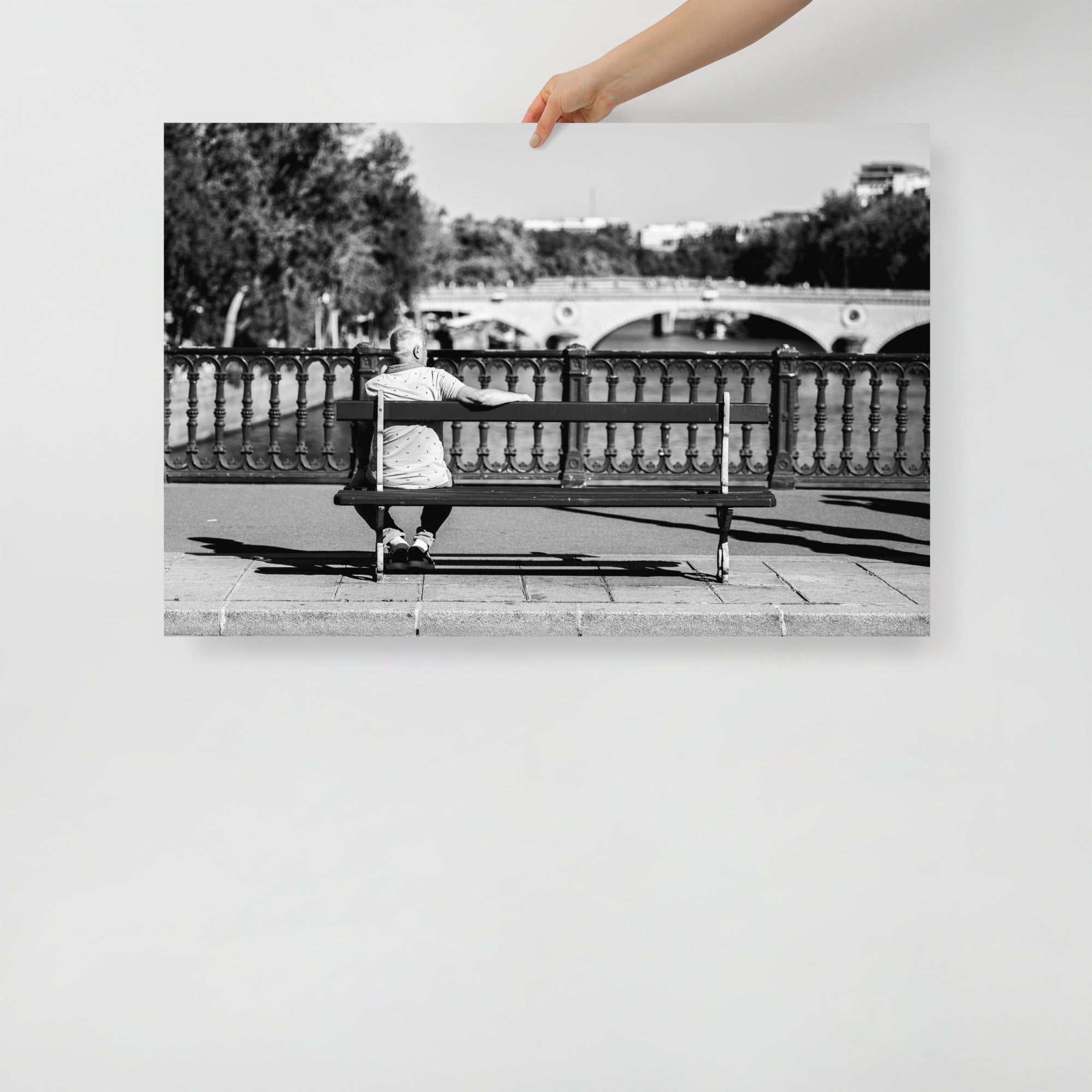 Poster mural - Un homme, un banc, la Seine – Photographie de rue en noir et blanc – Poster photo, poster XXL, photographie murale et des posters muraux unique au monde. La boutique de posters créée par Yann Peccard un Photographe français.