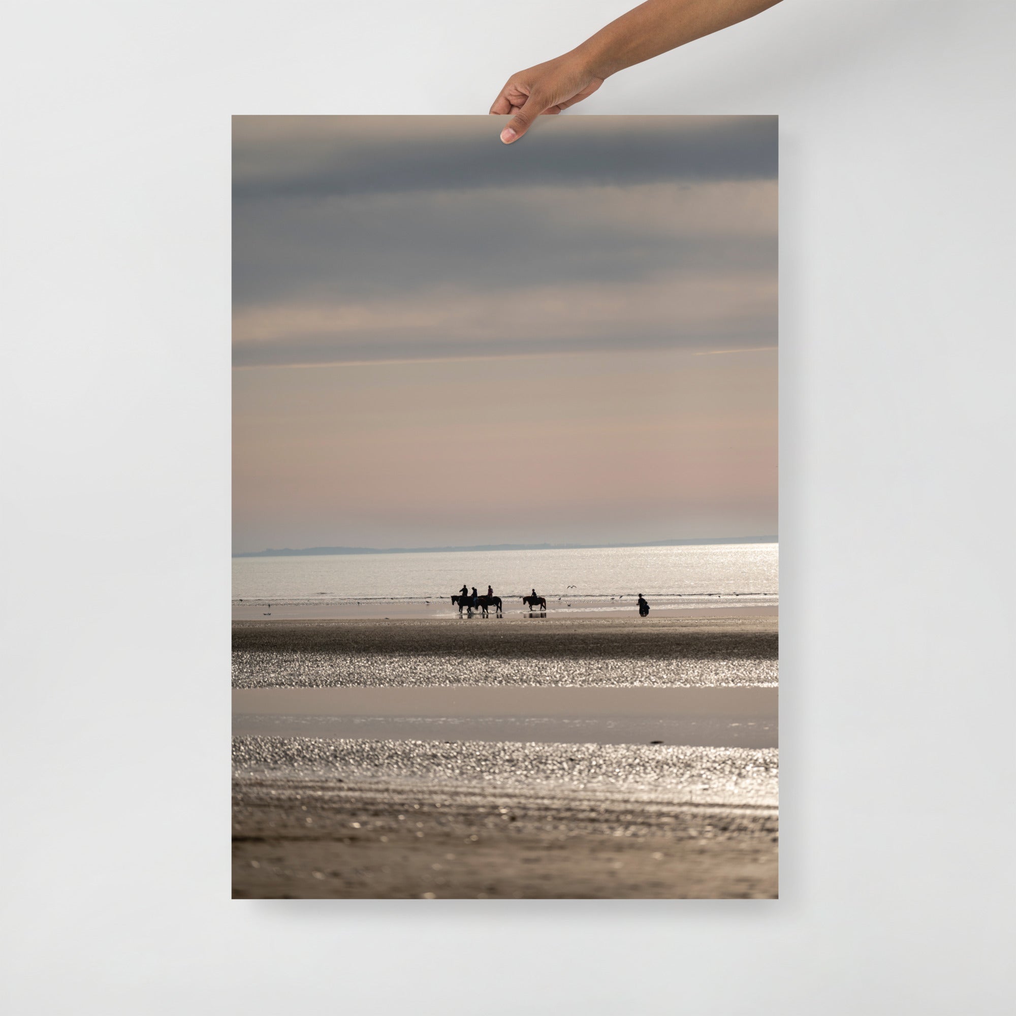 Poster mural - Une promenade à cheval sur la plage – Photographie de Deauville plage – Poster photo, poster XXL, photographie murale et des posters muraux unique au monde. La boutique de posters créée par Yann Peccard un Photographe français.