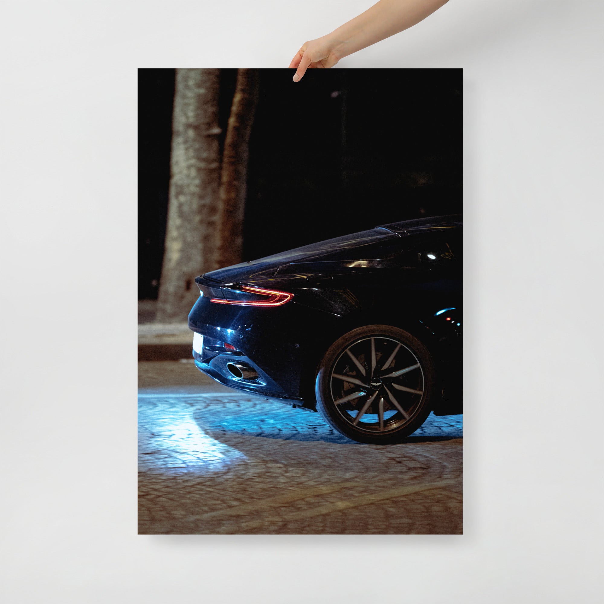 Poster mural - Aston Martin – Photographie de voiture de sport – Poster photo, poster XXL, Photo d’art, photographie murale et des posters muraux des photographies de rue unique au monde. La boutique de posters créée par un Photographe français.