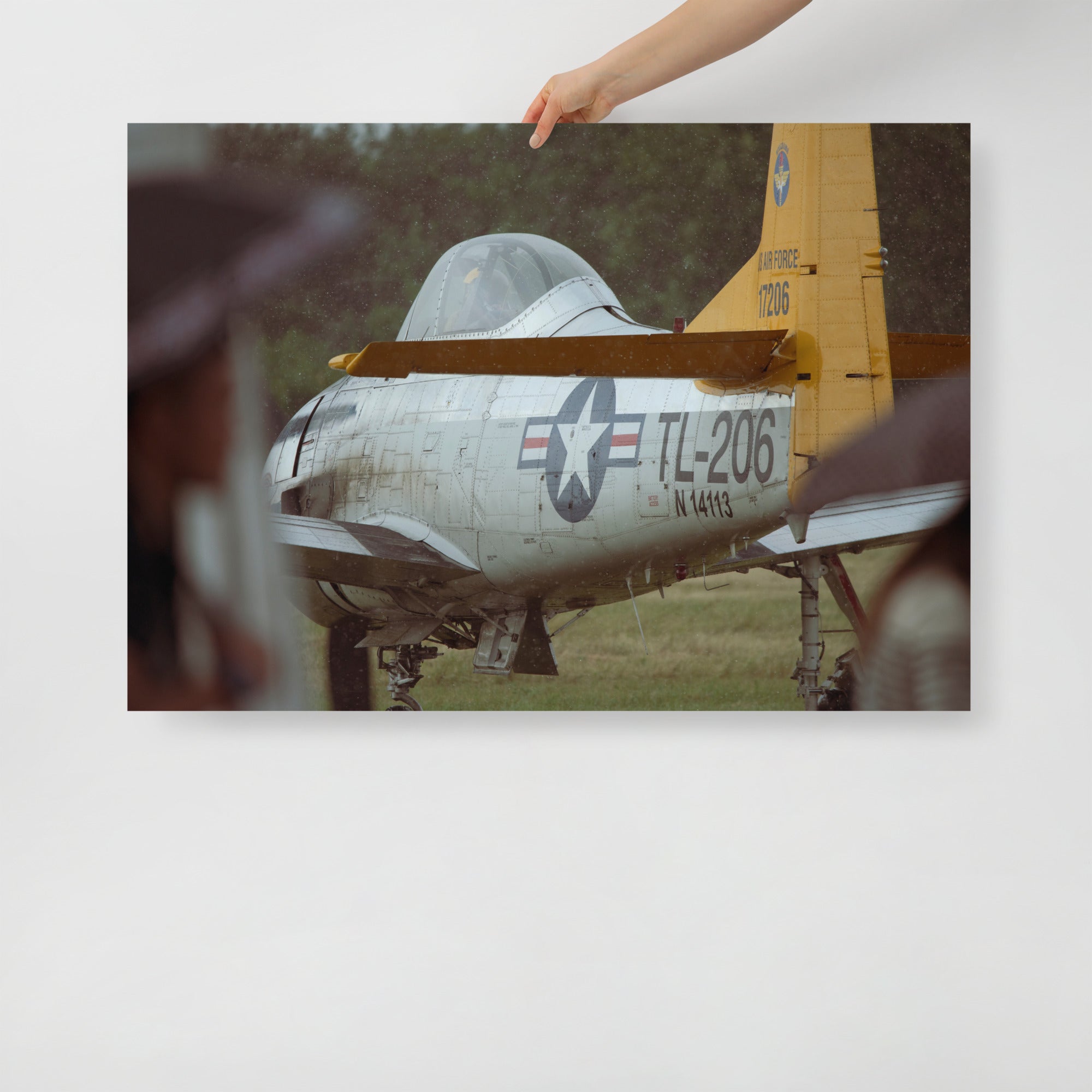 Poster mural - P-51 Mustang – Photographie d'avion de guerre – Poster photo, poster XXL, photographie murale et des posters muraux unique au monde. La boutique de posters créée par Yann Peccard un Photographe français.