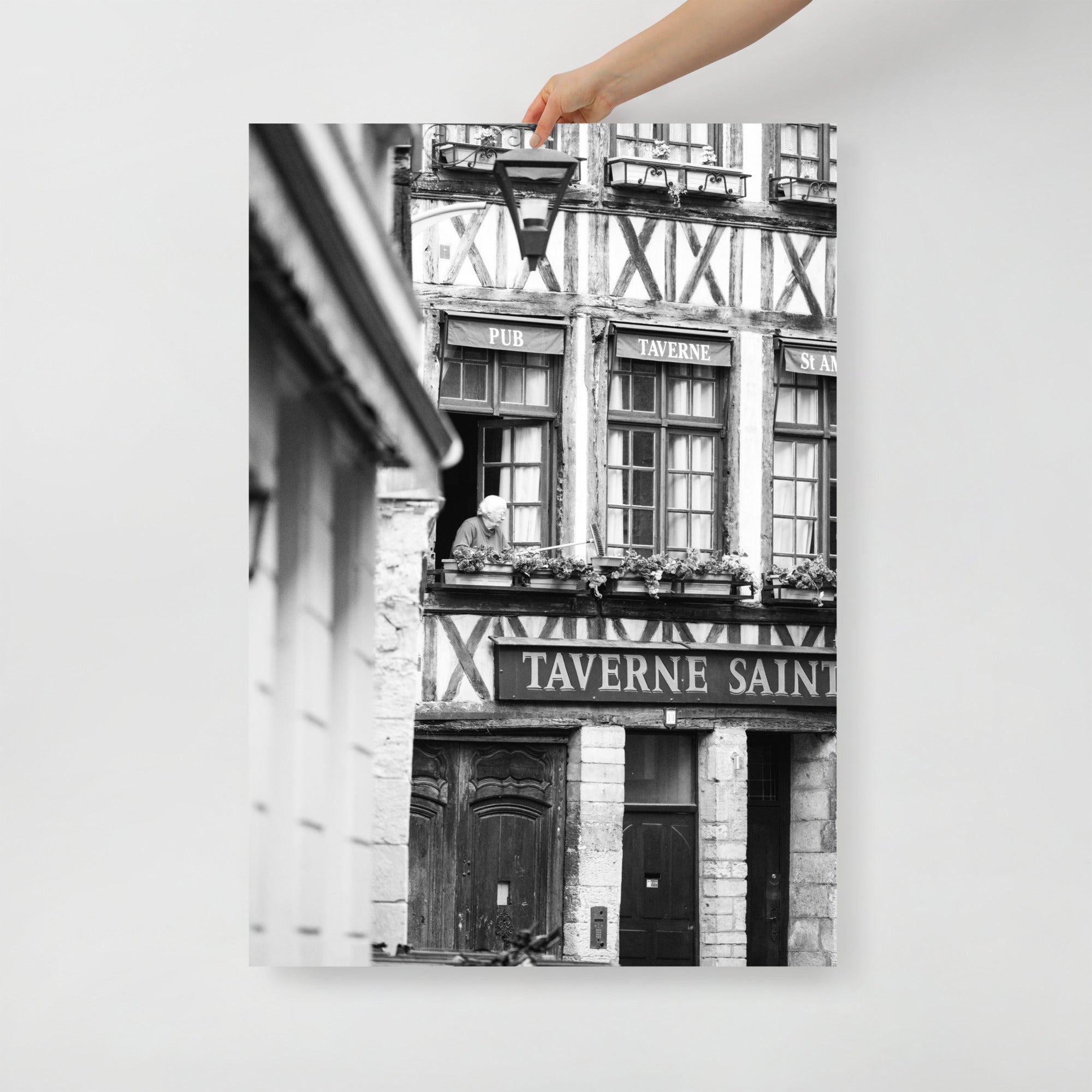 Poster mural - La taverne – Photographie de rue en noir et blanc – Poster photo, poster XXL, Photo d’art, photographie murale et des posters muraux des photographies de rue unique au monde. La boutique de posters créée par un Photographe français.