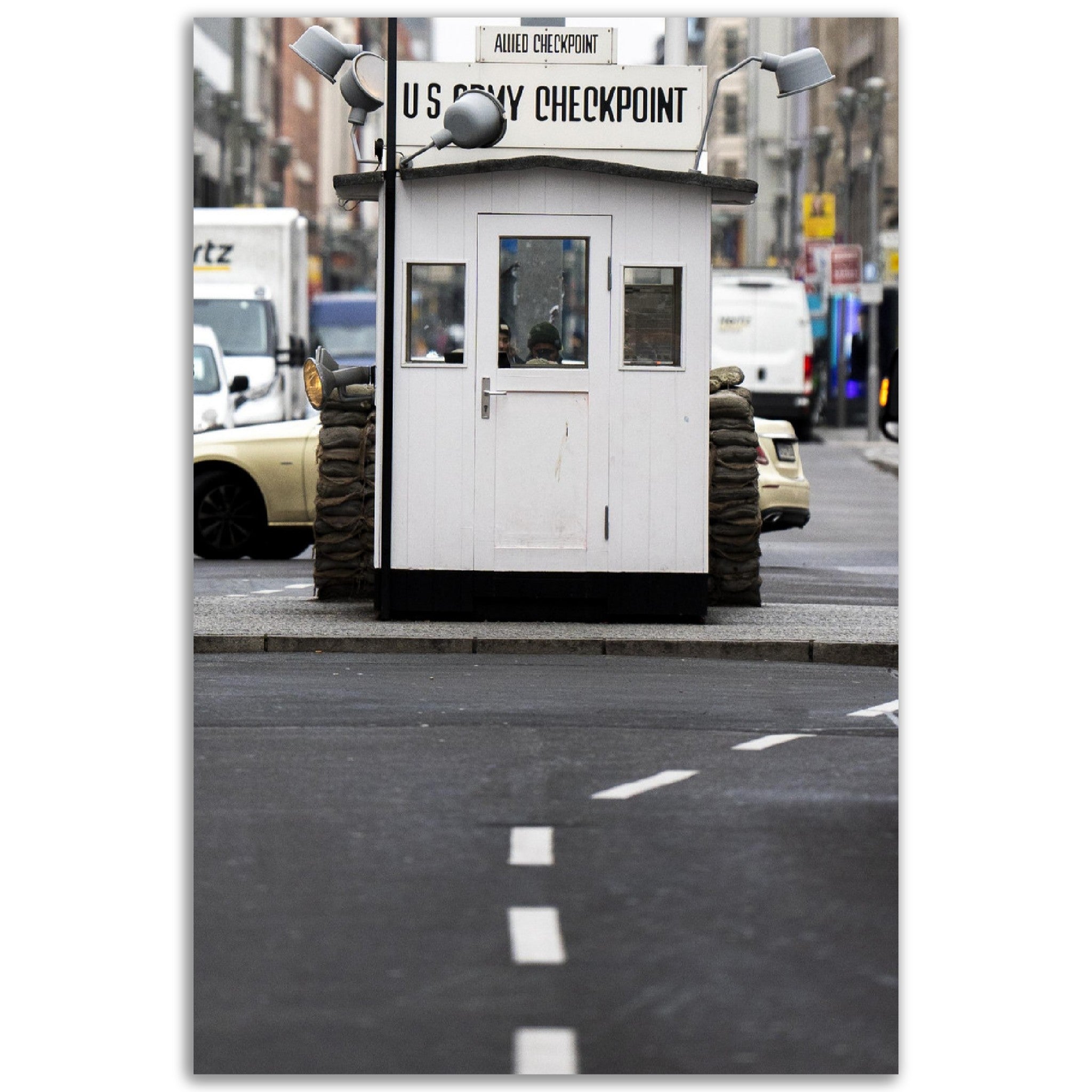 Poster métallique - Checkpoint Charlie – Photo de rue Berlin – Décoration murale premium. La boutique de posters, créée par un photographe français, vous propose le meilleur de la photographie combiné à la décoration murale pour transformer votre intérieur en une galerie d'art intemporelle.