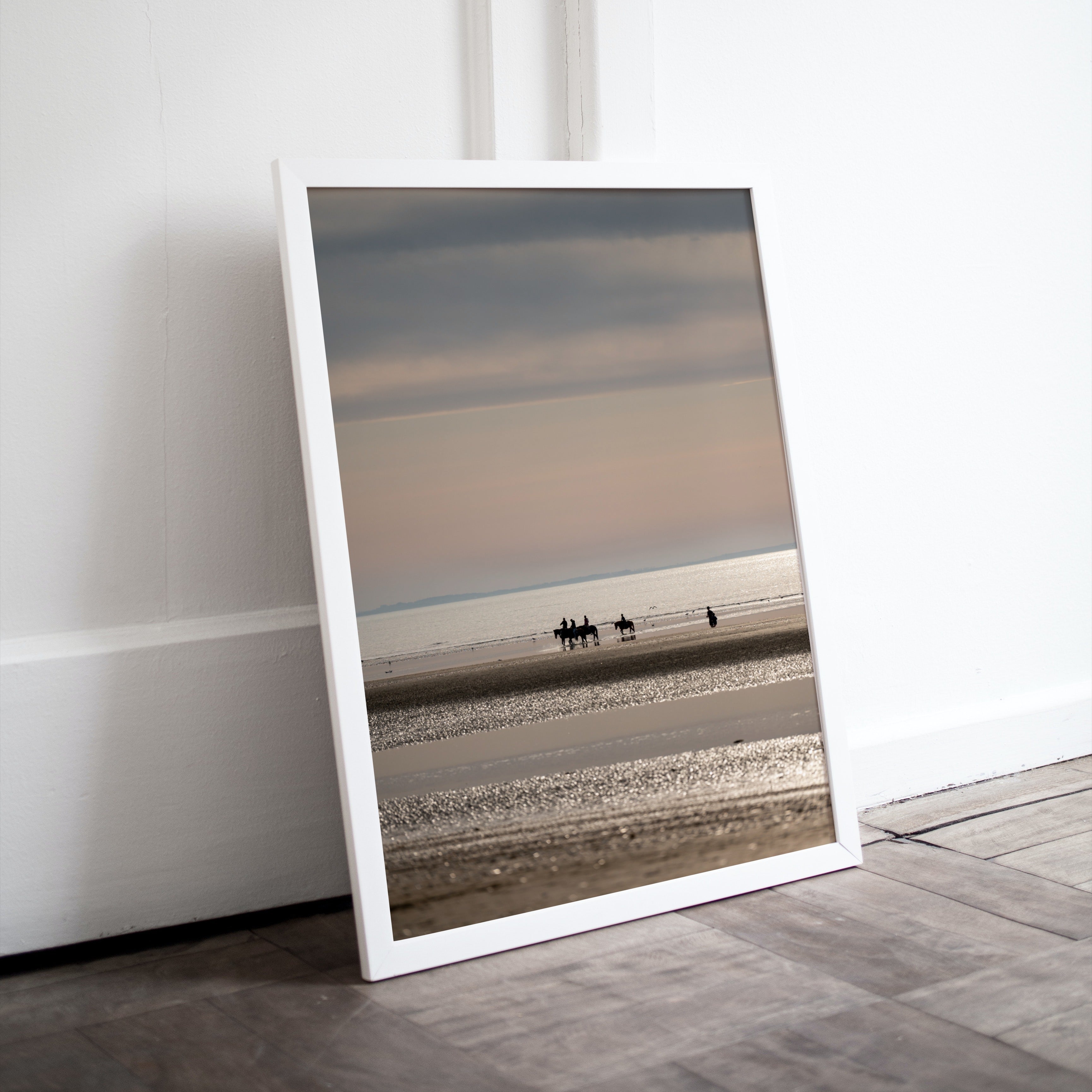 Poster mural - Une promenade à cheval sur la plage – Photographie de Deauville plage – Poster photo, poster XXL, photographie murale et des posters muraux unique au monde. La boutique de posters créée par Yann Peccard un Photographe français.