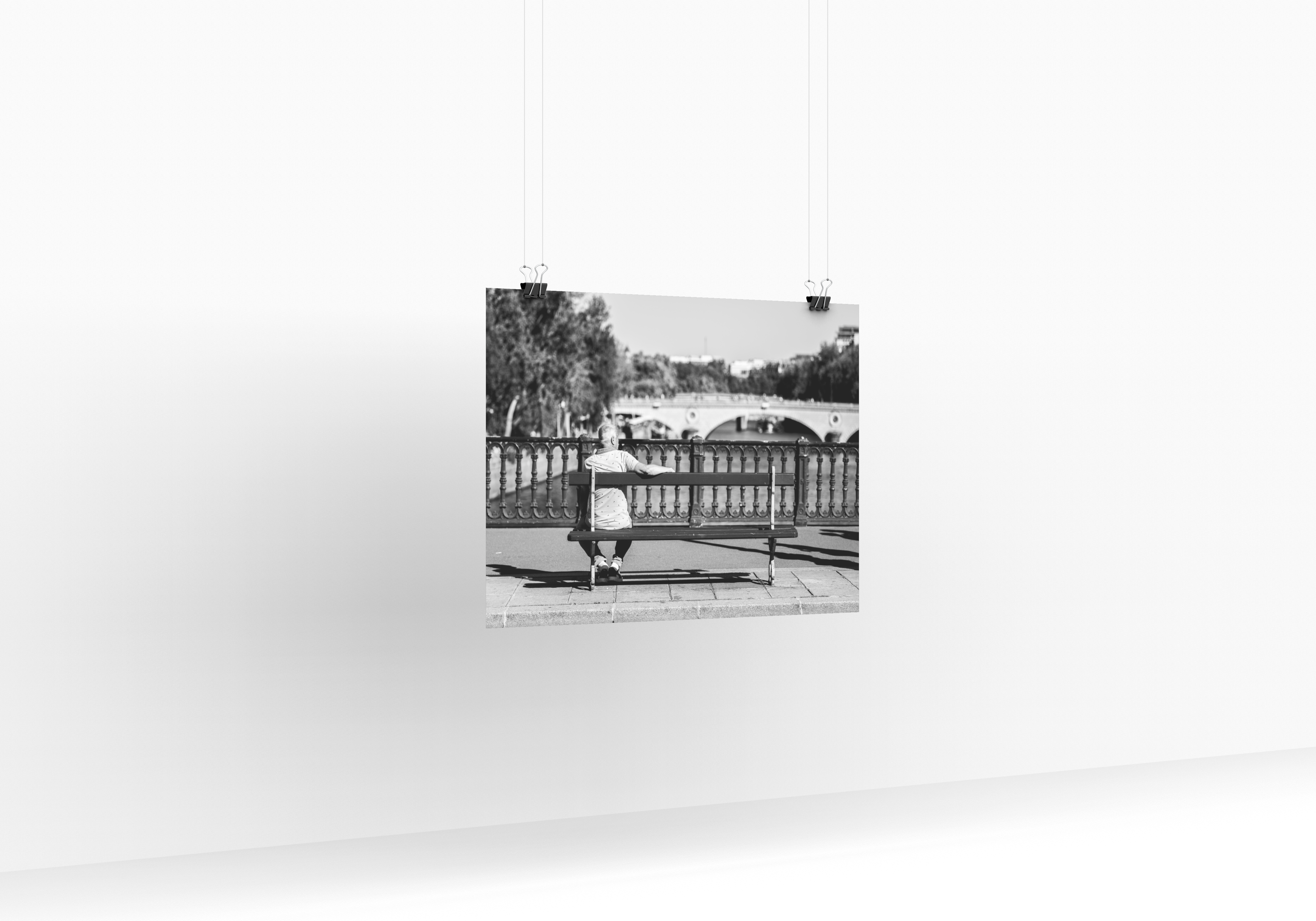 Poster mural - Un homme, un banc, la Seine – Photographie de rue en noir et blanc – Poster photo, poster XXL, photographie murale et des posters muraux unique au monde. La boutique de posters créée par Yann Peccard un Photographe français.